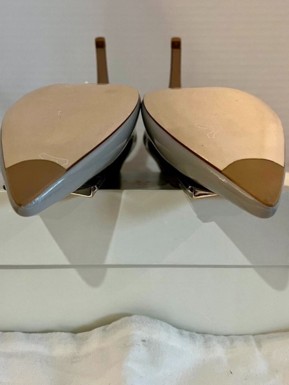 L.K. Bennett London, New, Light Gray Patent Leather Pumps w/Bows, Size: 9 - Picture 4 of 7